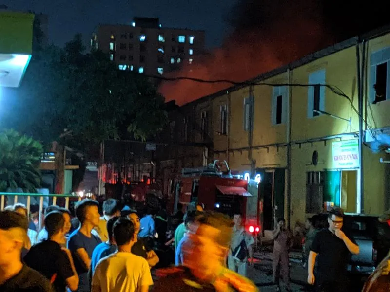 Đến 23 giờ 30, vụ cháy tại Công ty Bóng đèn phích nước Rạng Đông được khống chế ảnh 13