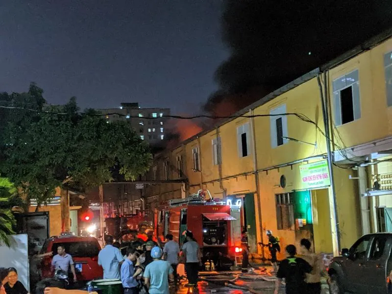 Đến 23 giờ 30, vụ cháy tại Công ty Bóng đèn phích nước Rạng Đông được khống chế ảnh 14