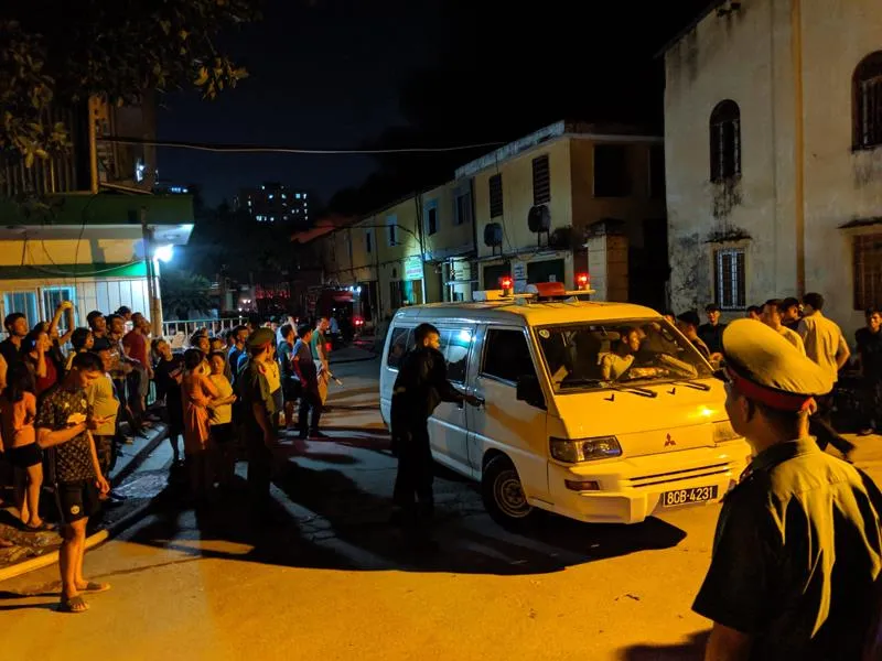 Đến 23 giờ 30, vụ cháy tại Công ty Bóng đèn phích nước Rạng Đông được khống chế ảnh 15