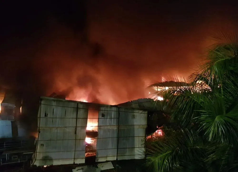 Đến 23 giờ 30, vụ cháy tại Công ty Bóng đèn phích nước Rạng Đông được khống chế ảnh 12