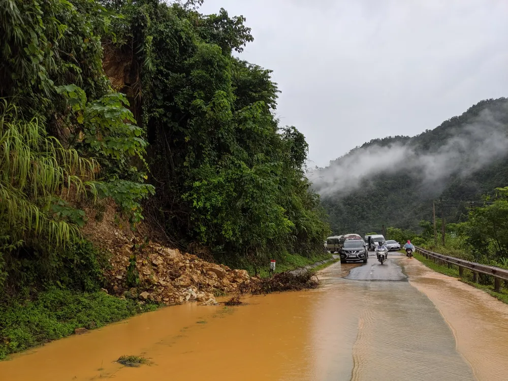 Quốc lộ 32 sạt lở, hàng trăm xe ô tô nối đuôi nhau nằm chờ ảnh 3