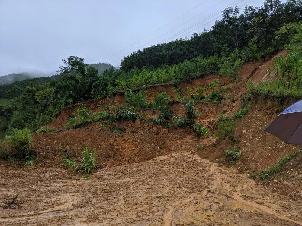 Quốc lộ 32 sạt lở, hàng trăm xe ô tô nối đuôi nhau nằm chờ ảnh 12