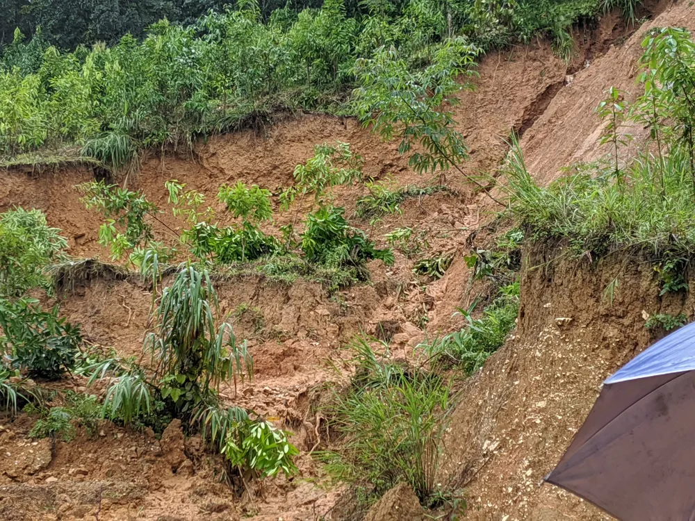 Quốc lộ 32 sạt lở, hàng trăm xe ô tô nối đuôi nhau nằm chờ ảnh 4