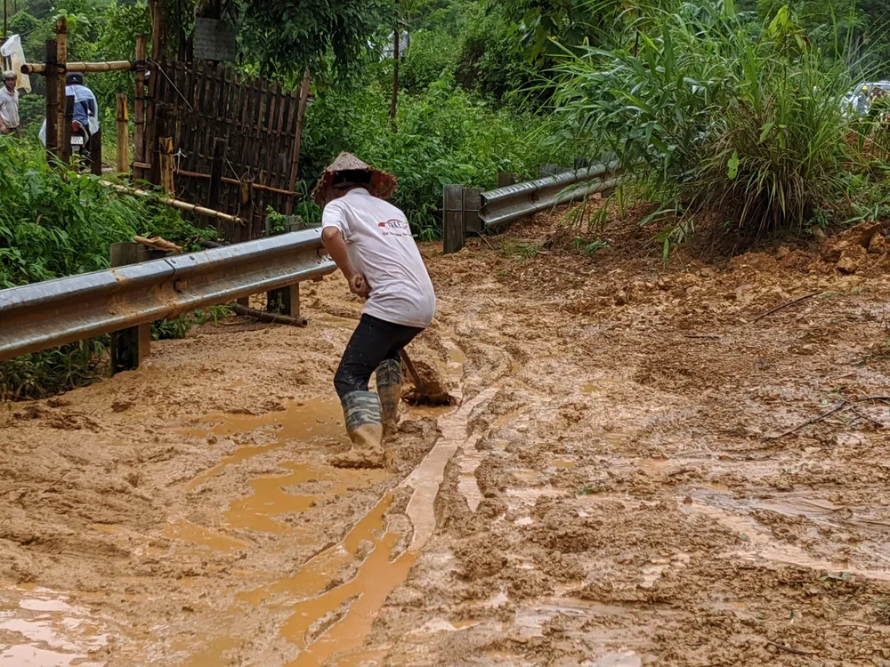 Quốc lộ 32 sạt lở, hàng trăm xe ô tô nối đuôi nhau nằm chờ ảnh 11