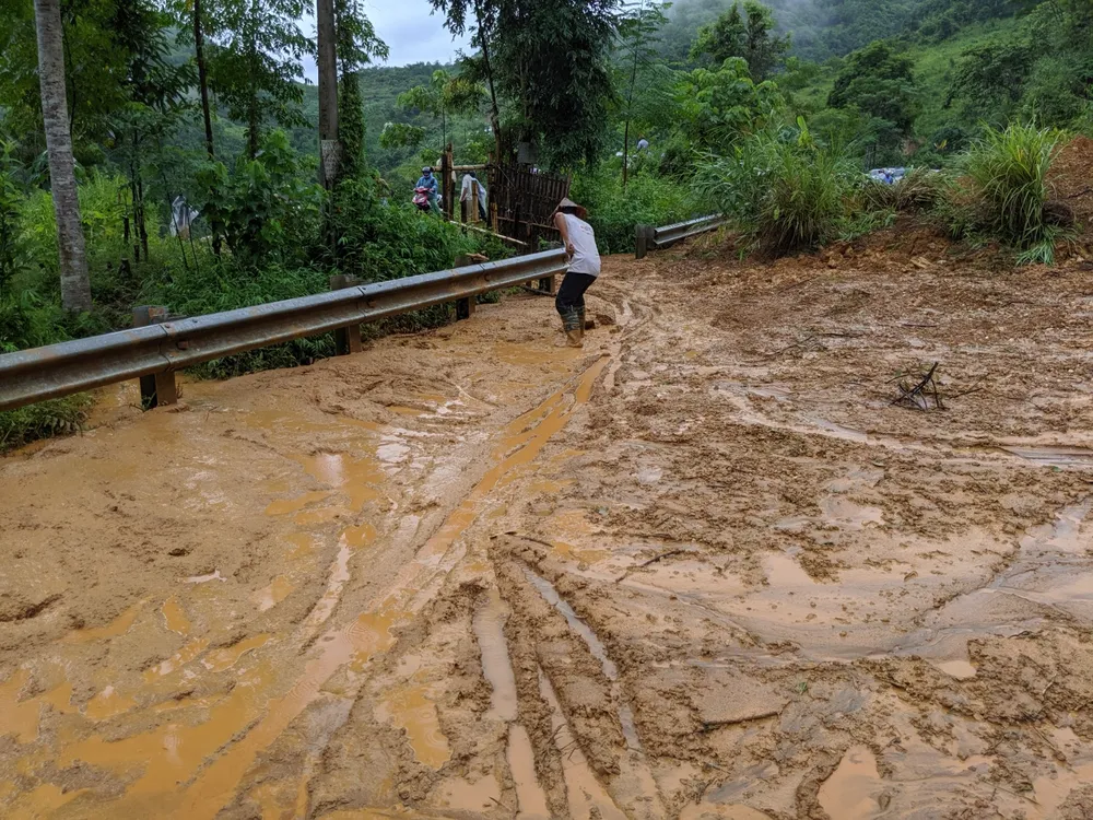 Quốc lộ 32 sạt lở, hàng trăm xe ô tô nối đuôi nhau nằm chờ ảnh 10