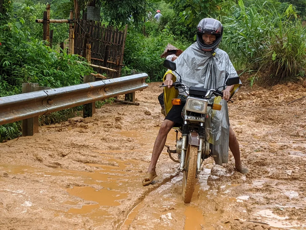 Quốc lộ 32 sạt lở, hàng trăm xe ô tô nối đuôi nhau nằm chờ ảnh 5