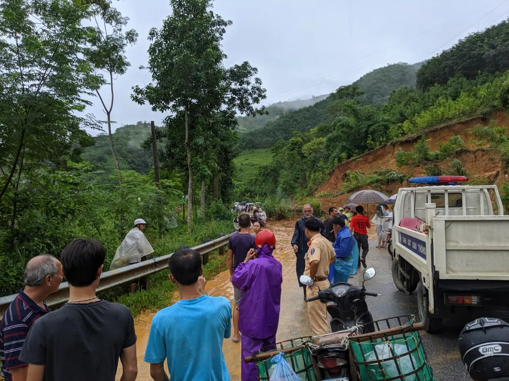 Quốc lộ 32 sạt lở, hàng trăm xe ô tô nối đuôi nhau nằm chờ ảnh 13