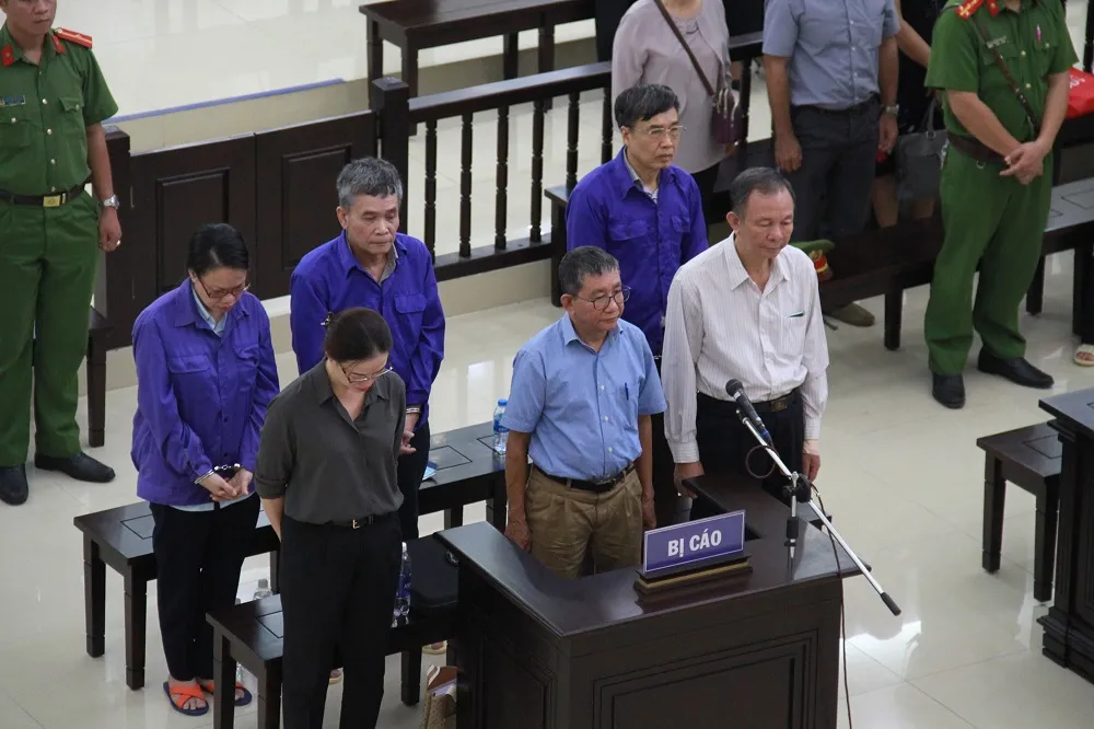 Ông Lê Bạch Hồng, nguyên Tổng Giám đốc Bảo hiểm Xã hội Việt Nam lãnh án 6 năm tù ảnh 1