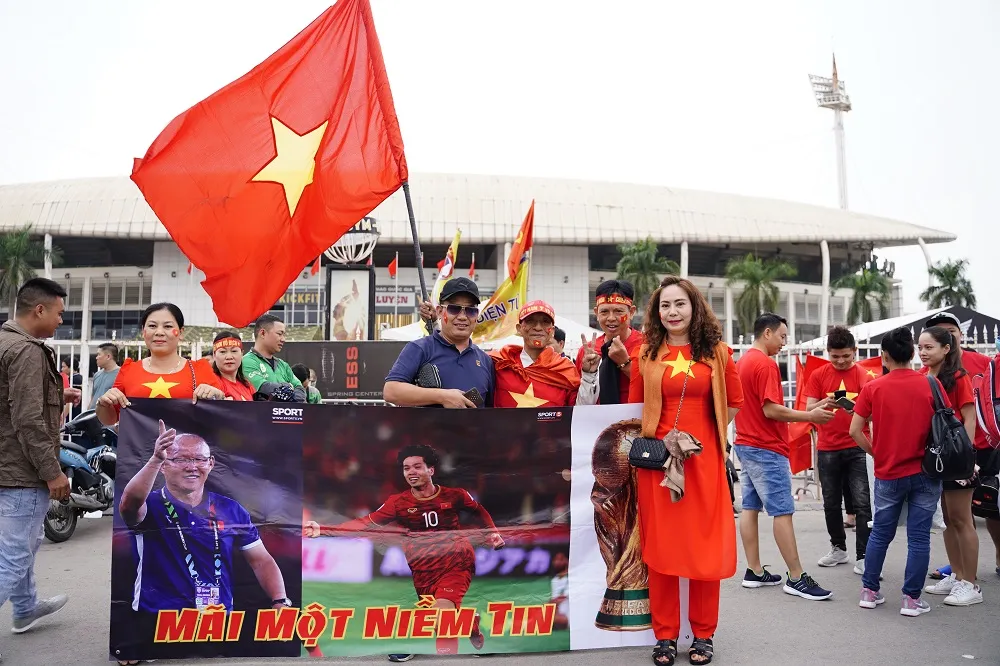 Lo tắc đường, hàng ngàn cổ động viên đến Mỹ Đình sớm cổ vũ đội tuyển Việt Nam ảnh 1