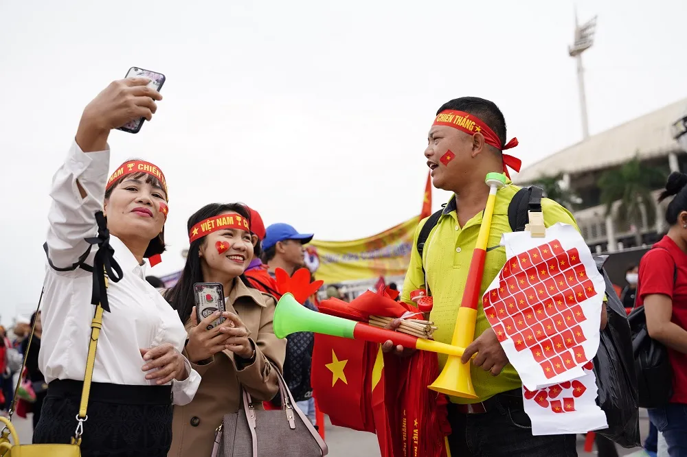 Lo tắc đường, hàng ngàn cổ động viên đến Mỹ Đình sớm cổ vũ đội tuyển Việt Nam ảnh 3