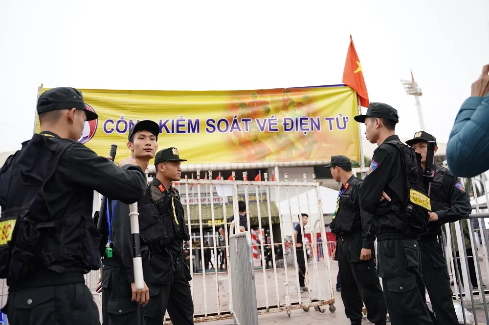 Lo tắc đường, hàng ngàn cổ động viên đến Mỹ Đình sớm cổ vũ đội tuyển Việt Nam ảnh 12