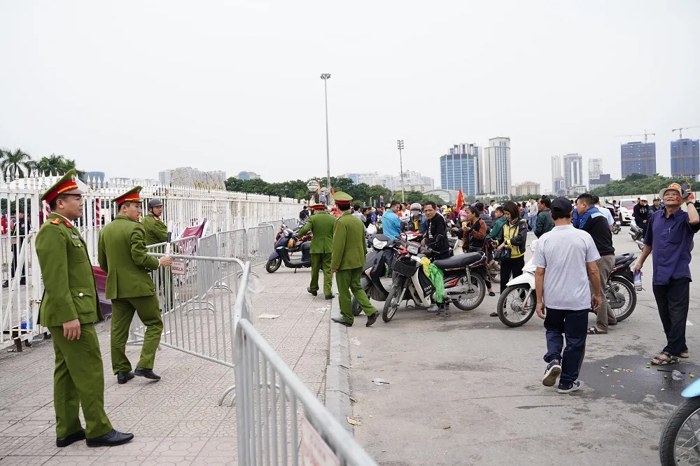 Lo tắc đường, hàng ngàn cổ động viên đến Mỹ Đình sớm cổ vũ đội tuyển Việt Nam ảnh 15