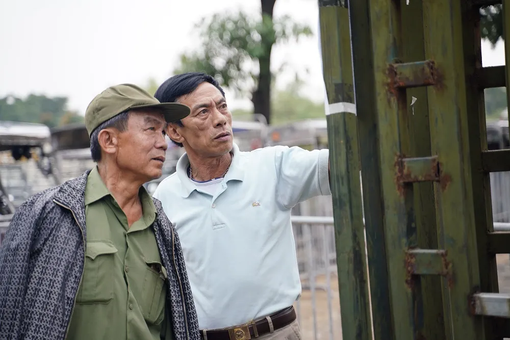 Hàng trăm thương binh đội mưa xếp hàng để đăng ký mua vé trận Việt Nam-Thái Lan ảnh 8