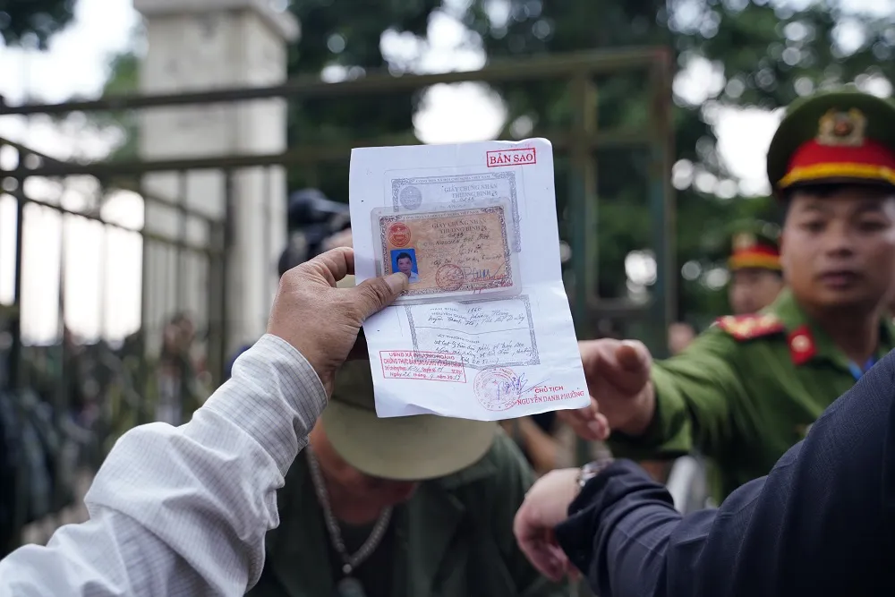 Hàng trăm thương binh đội mưa xếp hàng để đăng ký mua vé trận Việt Nam-Thái Lan ảnh 12