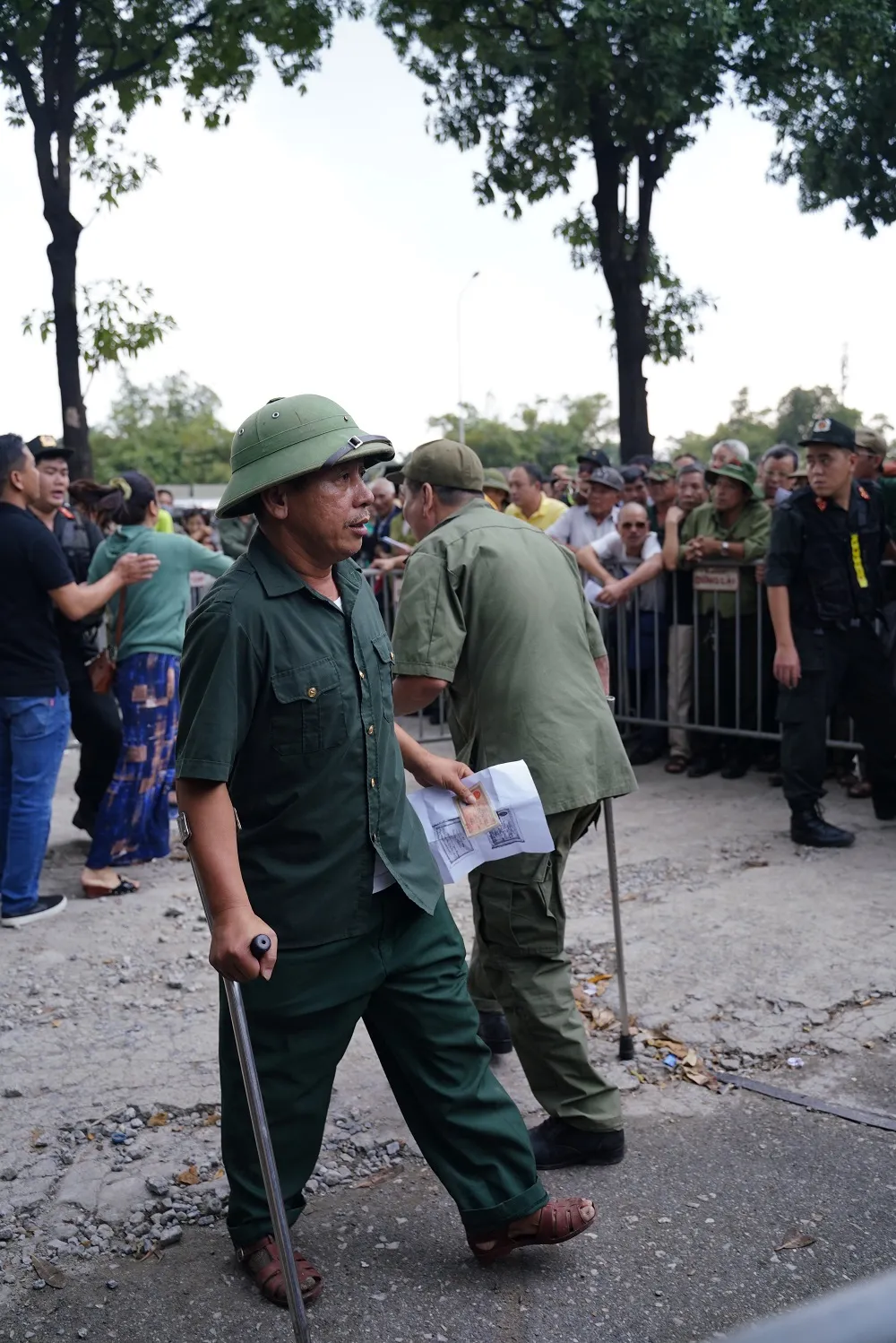 Hàng trăm thương binh đội mưa xếp hàng để đăng ký mua vé trận Việt Nam-Thái Lan ảnh 13