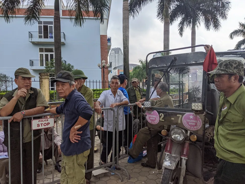 Hàng trăm thương binh đội mưa xếp hàng để đăng ký mua vé trận Việt Nam-Thái Lan ảnh 4