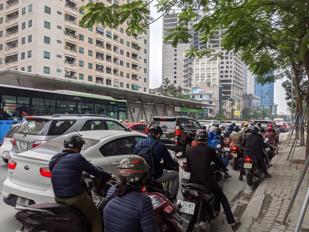 Va chạm với xe máy, xe ô tô bốc cháy dữ dội ảnh 1