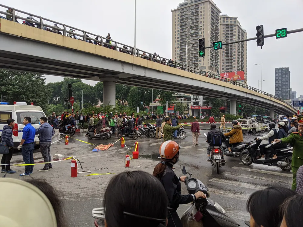 Va chạm với xe máy, xe ô tô bốc cháy dữ dội ảnh 2