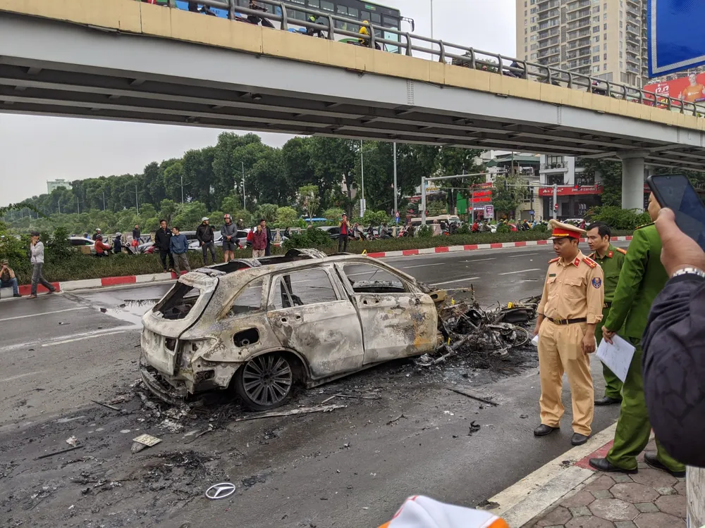 Va chạm với xe máy, xe ô tô bốc cháy dữ dội ảnh 3
