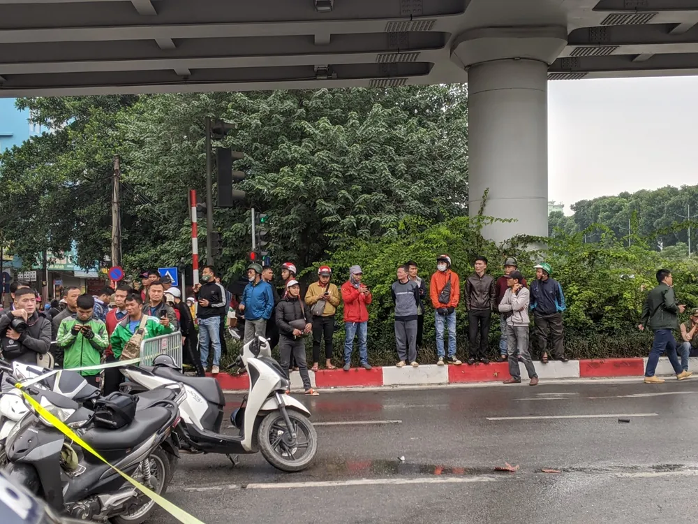 Va chạm với xe máy, xe ô tô bốc cháy dữ dội ảnh 6