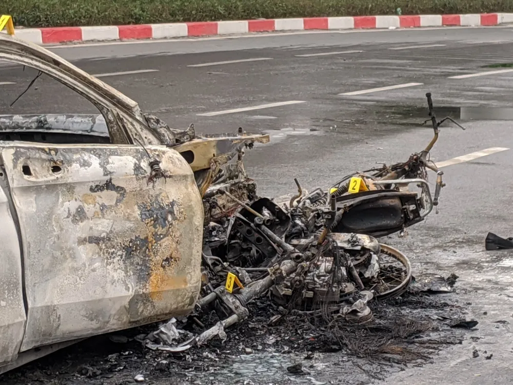 Va chạm với xe máy, xe ô tô bốc cháy dữ dội ảnh 7