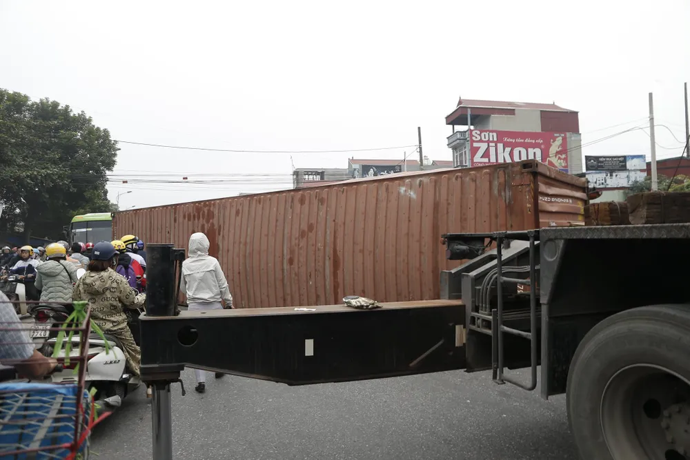 Container bị tông đứt đôi khi tài xế cố băng qua đường sắt ảnh 2