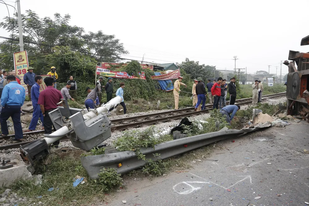 Container bị tông đứt đôi khi tài xế cố băng qua đường sắt ảnh 4