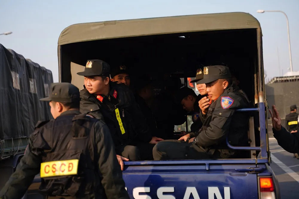 Người hâm mộ có mặt rất sớm đón các cầu thủ U22 và đội tuyển nữ Việt Nam ảnh 12