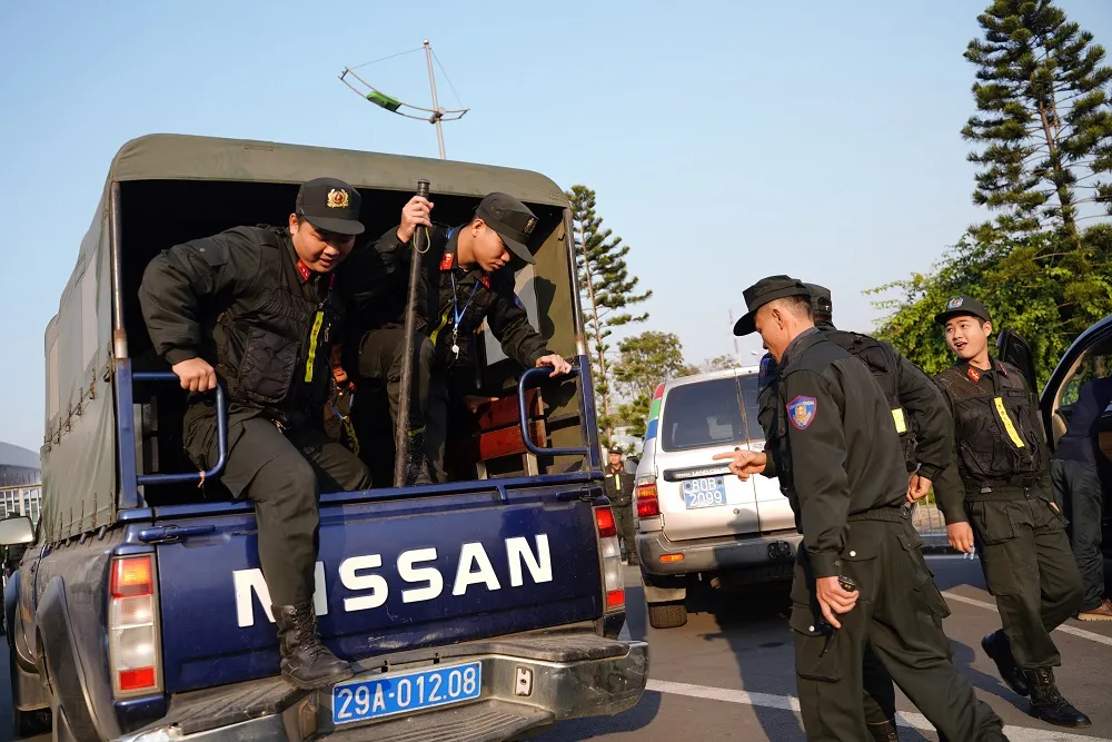 Người hâm mộ có mặt rất sớm đón các cầu thủ U22 và đội tuyển nữ Việt Nam ảnh 13