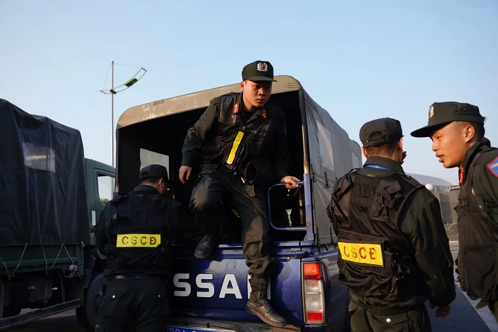 Người hâm mộ có mặt rất sớm đón các cầu thủ U22 và đội tuyển nữ Việt Nam ảnh 14