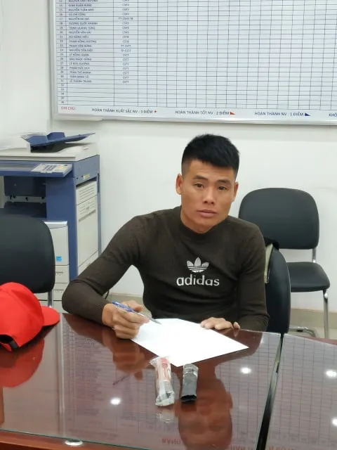 Cảnh sát hóa trang bắt 7 đối tượng đốt pháo sáng sau trận chung kết bóng đá nam SEA Games ảnh 1