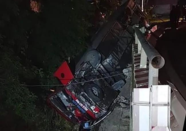 Xe chở học viên lớp chính trị cao cấp mất lái lao xuống vực  ảnh 1