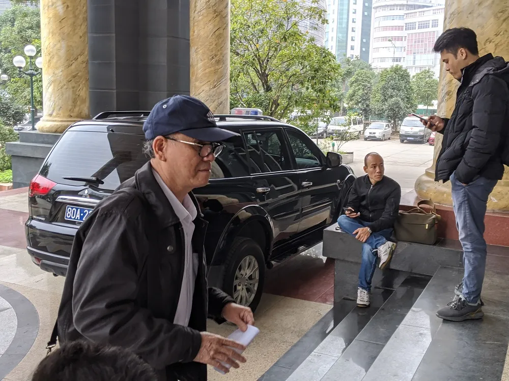 Cựu Chủ tịch UBND TP Đà Nẵng bình thản đến tòa ảnh 2