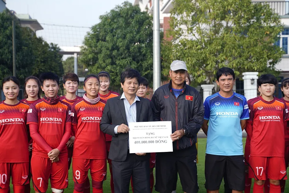 Hội Nhà báo TPHCM trao 400 triệu đồng cho Đội tuyển nữ Việt Nam ảnh 4