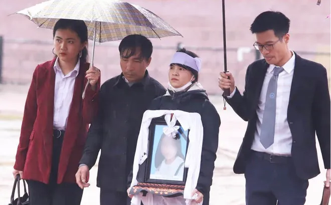 Bố nữ sinh giao gà đề nghị không tử hình 6 đối tượng hãm hại con mình