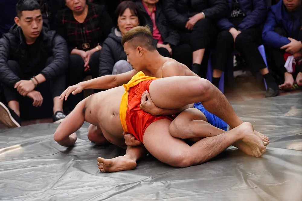 Thanh niên đọ sức tại lễ hội vật làng Mai Động ảnh 4