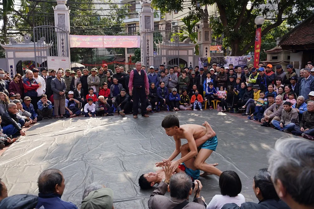 Thanh niên đọ sức tại lễ hội vật làng Mai Động ảnh 1