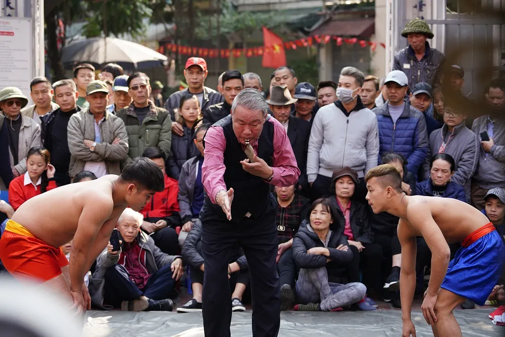 Thanh niên đọ sức tại lễ hội vật làng Mai Động ảnh 2