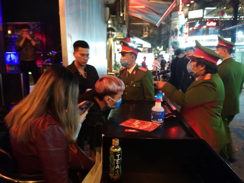 Công an Hà Nội kiểm tra các quán bar, karaoke phòng dịch Covid-19 ảnh 1