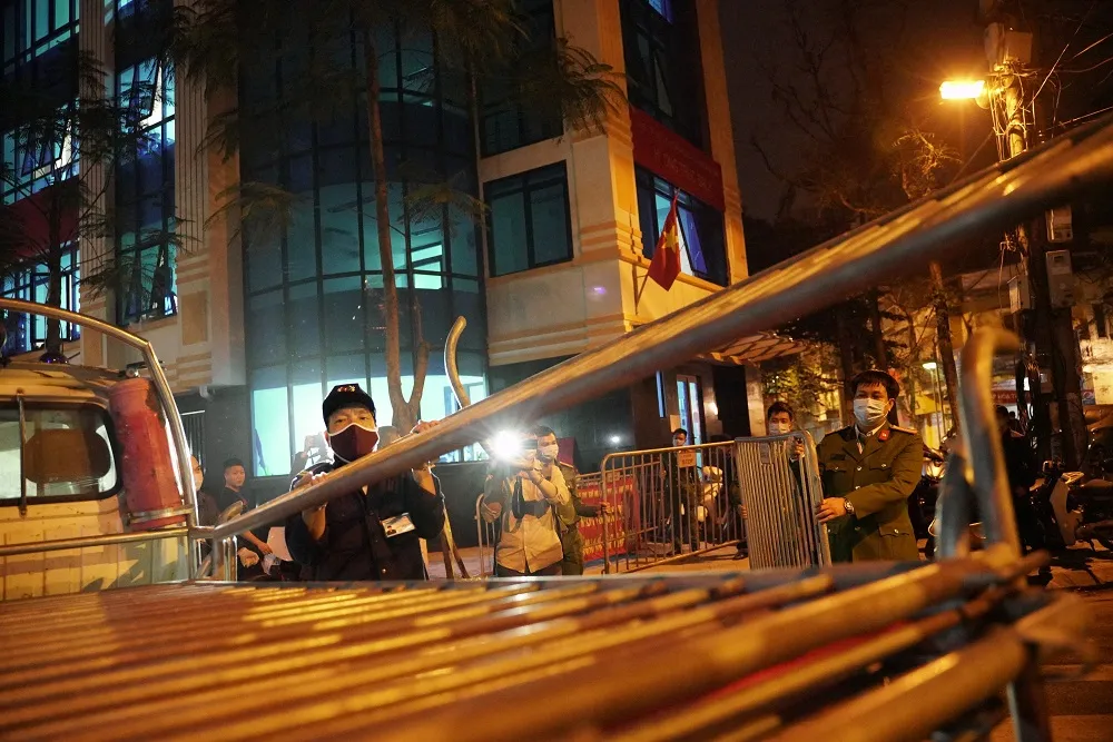 Người dân phố Trúc Bạch hết cách ly ảnh 11