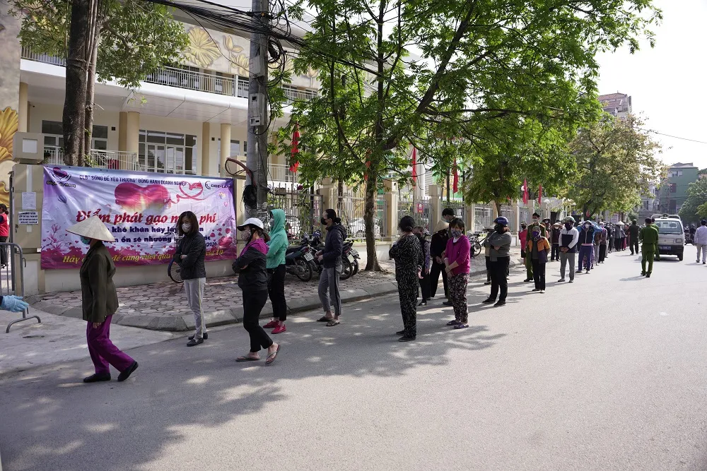 Thêm điểm phát gạo miễn phí cho người khó khăn ở Hà Nội ảnh 6