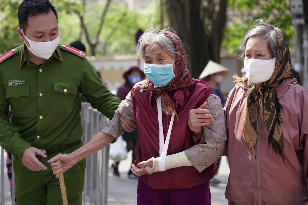 Thêm điểm phát gạo miễn phí cho người khó khăn ở Hà Nội ảnh 8