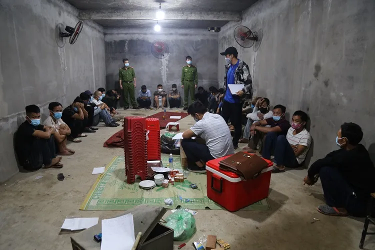 27 đối tượng đánh bạc dưới lòng đất ảnh 1