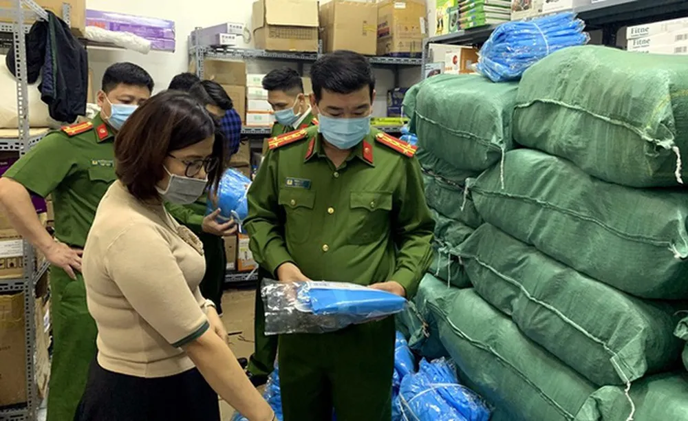 Cơ quan chức năng khám xét Công ty Đức Anh. Ảnh: Tổng cục Quản lý thị trường