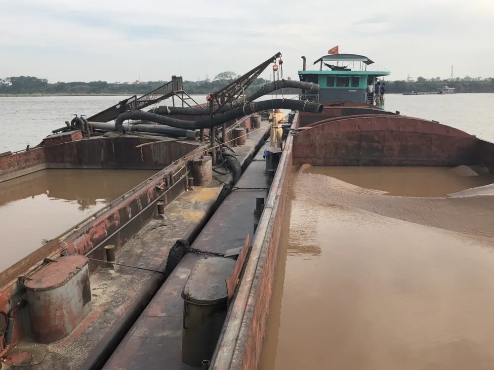 Bắt giữ 8 phương tiện khai thác cát trái phép trên sông Hồng ảnh 1