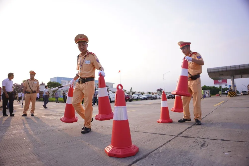 CSGT huy động tối đa lực lượng kiểm tra các phương tiện giao thông cơ giới đường bộ ảnh 6