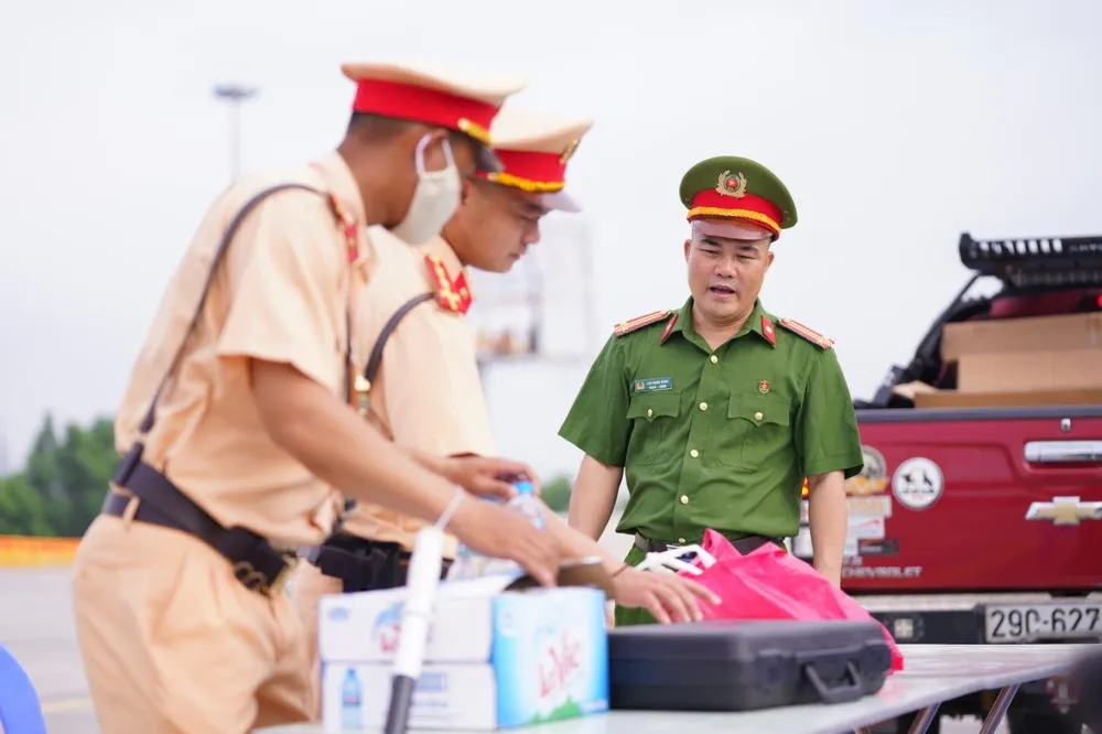 CSGT huy động tối đa lực lượng kiểm tra các phương tiện giao thông cơ giới đường bộ ảnh 8