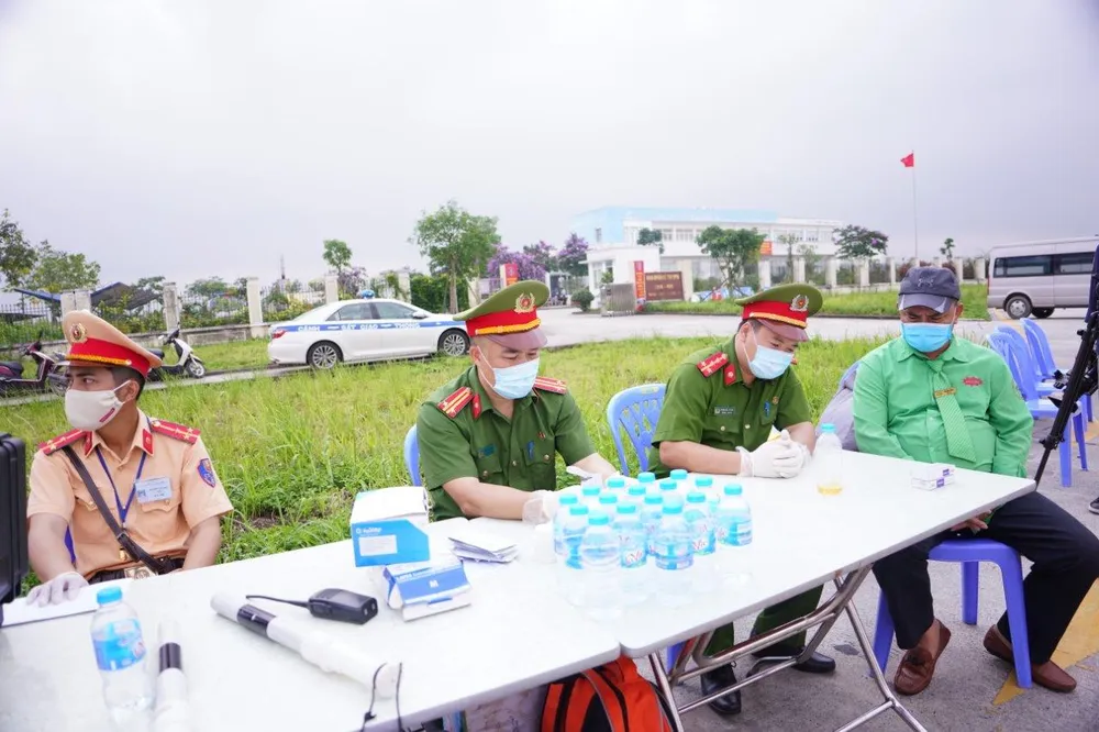 CSGT huy động tối đa lực lượng kiểm tra các phương tiện giao thông cơ giới đường bộ ảnh 9