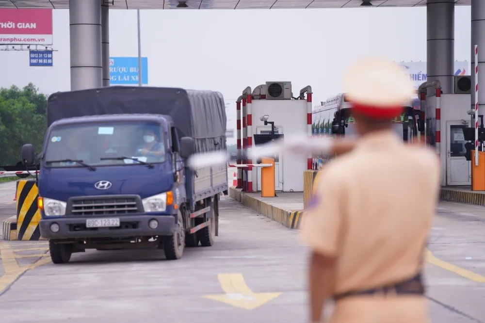 CSGT huy động tối đa lực lượng kiểm tra các phương tiện giao thông cơ giới đường bộ ảnh 13