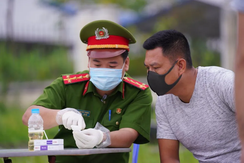 CSGT huy động tối đa lực lượng kiểm tra các phương tiện giao thông cơ giới đường bộ ảnh 10